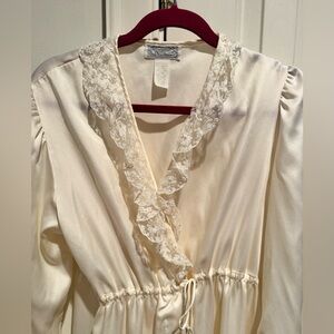 Barbizon Boutique Elegant Cream Lace Trim Robe